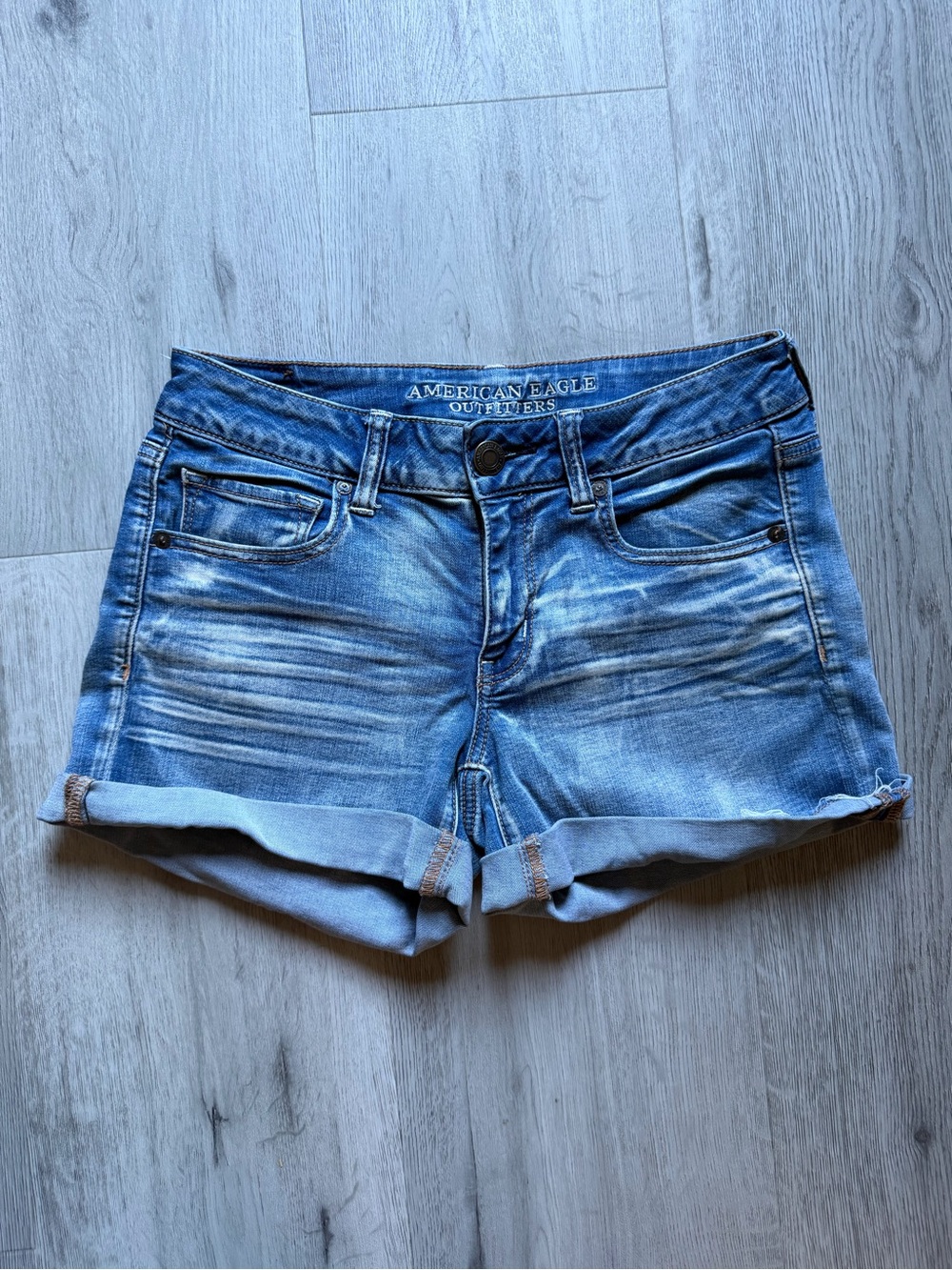 American Eagle Midi Denim Shorts Size 8 Light Wash Cuffed Stretch